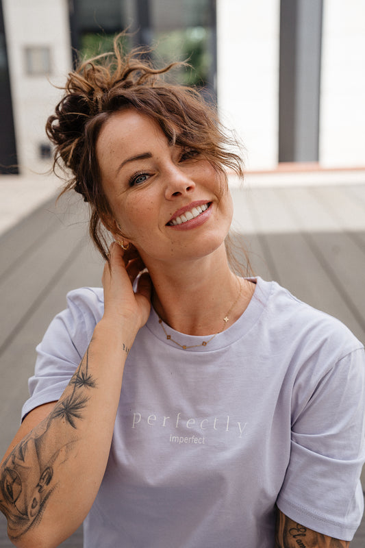Helllilanes T-Shirt mit weißem Frontprint „perfectly imperfect“ in feiner, minimalistischer Typografie. Das T-Shirt besteht aus glattem Baumwollstoff und hat einen klassischen Rundhalsausschnitt sowie eine locker geschnittene Passform.